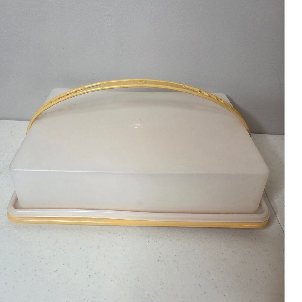 Vintage Tupperware Rectangular Cake Carrier Harvest Gold Handle 622-7 with Lid